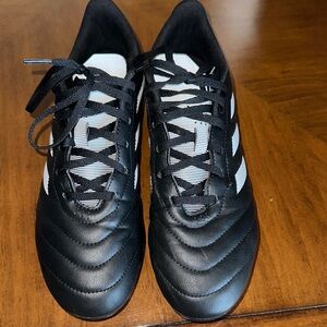 ADIDAS Men’s sz 9 Black and White Soccer Cleats